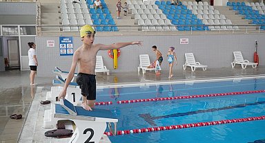 Ampute sporcu Ahmet Yasin, yüzme tutkusuyla engelleri aşıyor