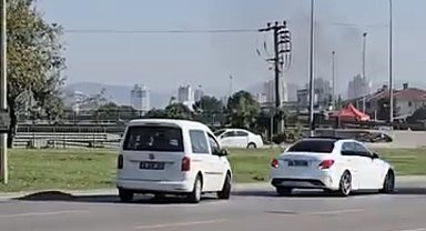 Anayolda geri geri ilerledi, kazaya karıştı olay yerinden böyle kaçtı