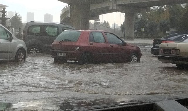 Ankara'da etkili olan sağanak trafikte aksamaya neden oldu