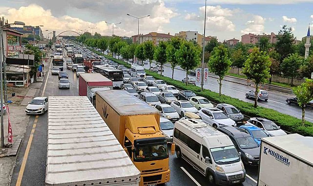 Ankara'da etkili olan yağış yolu kapattı
