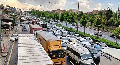 Ankara'da etkili olan yağış yolu kapattı