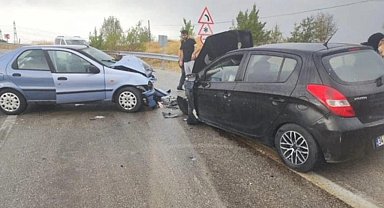 Ankara'da iki otomobil kafa kafaya çarpıştı: 6 yaralı