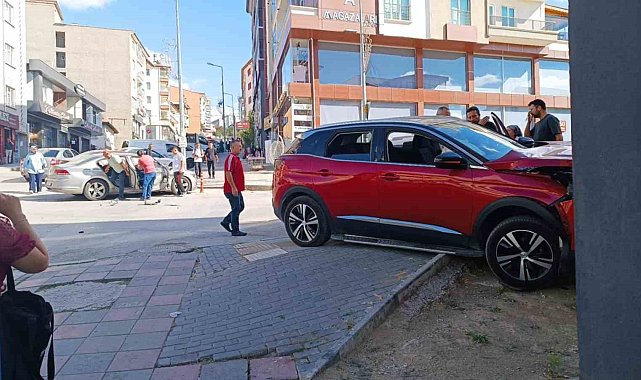 Ankara'da iki otomobilin çarpıştığı kaza paniğe neden oldu