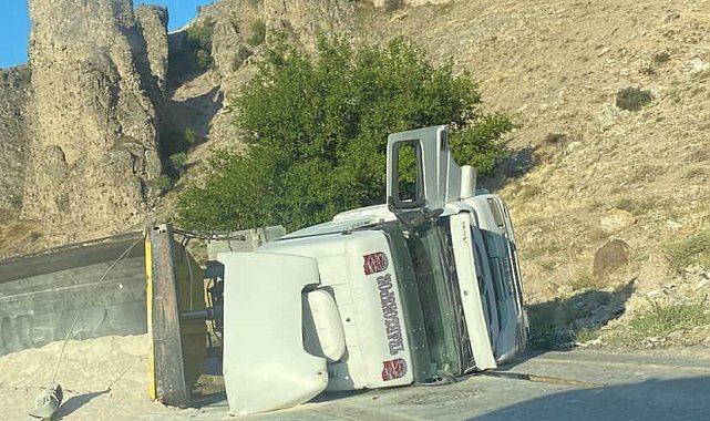 Ankara'da kum yüklü hafriyat kamyonu devrildi
