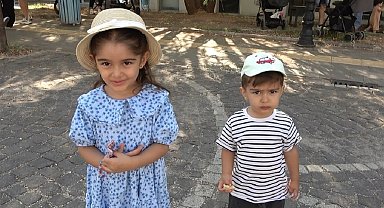 Anne ve babaları içeride ter dökerken çocuklar dışarıda bekledi
