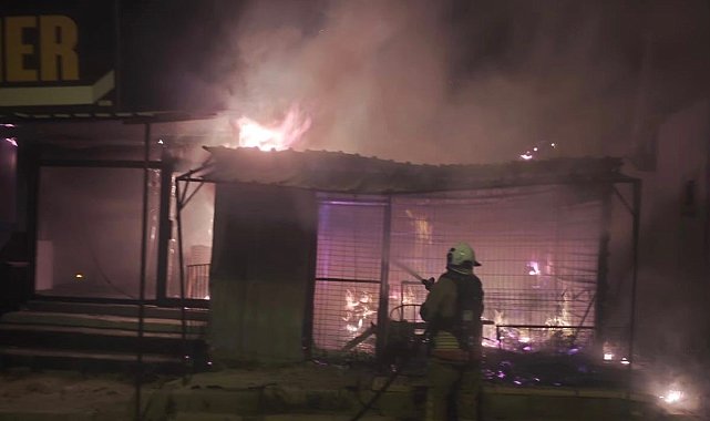 Antakya'da alevlere teslim olan iş yeri kullanılmaz hale geldi