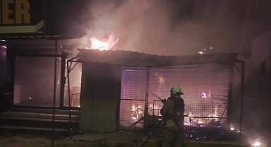 Antakya'da alevlere teslim olan iş yeri kullanılmaz hale geldi