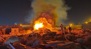 Antakya'da hurdalık alevlere teslim oldu
