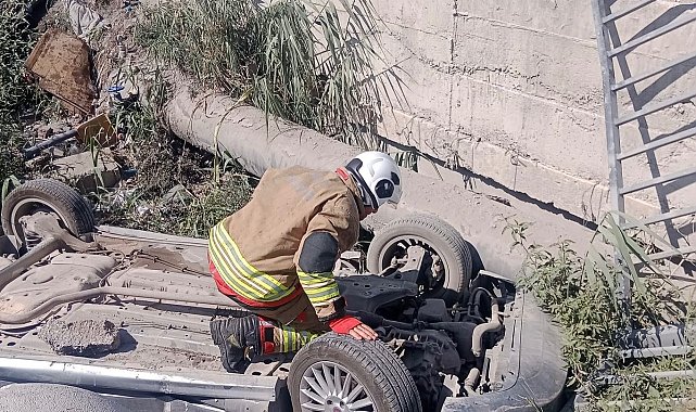 Antakya'da menfeze devrilen otomobilin sürücüsü yaralandı