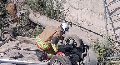 Antakya'da menfeze devrilen otomobilin sürücüsü yaralandı