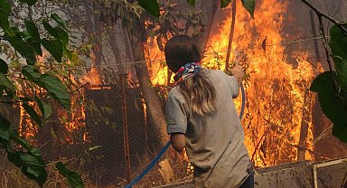 Antalya'da alevler mahalleyi sardı, vatandaşlar seferber oldu