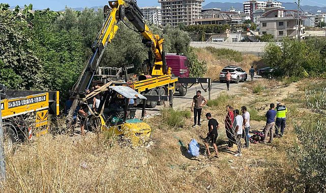 Antalya'da devrilen forkliftin altında kalan sürücü hayatını kaybetti