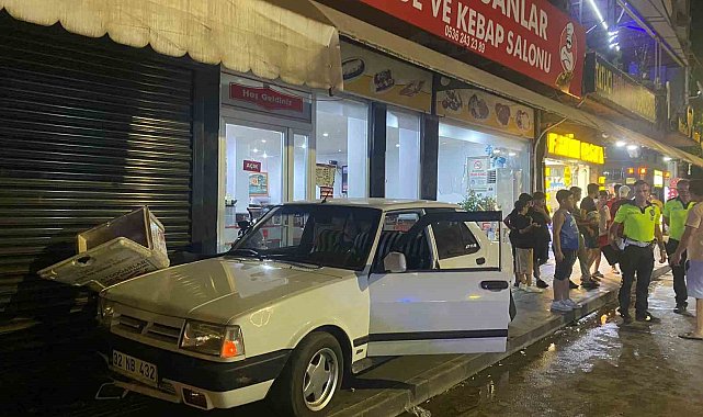 Antalya'da dondurma almak için aracını park etmek isteyen sürücü, hayatının şokunu yaşadı