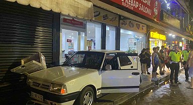 Antalya'da dondurma almak için aracını park etmek isteyen sürücü, hayatının şokunu yaşadı