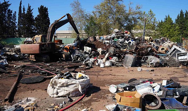Antalya'da hurdacıda çıkan yangın söndürüldü