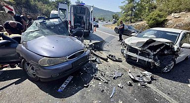 Antalya'da iki otomobilin çarpıştığı feci kazada 8 yaralı