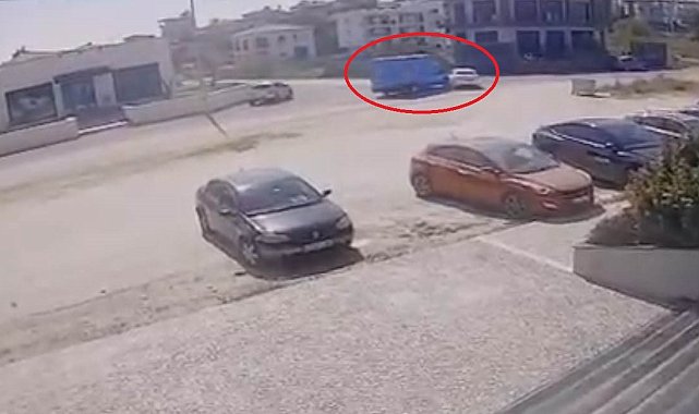Antalya'da kargo aracıyla otomobil çarpıştı