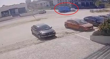 Antalya'da kargo aracıyla otomobil çarpıştı