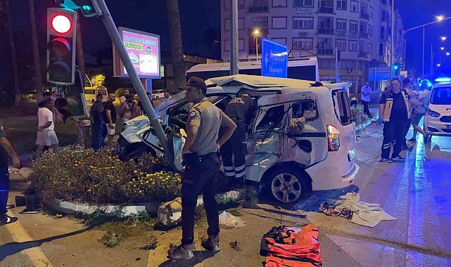 Antalya'da kırmızı ışık ihlali kazayı da beraberinde getirdi: 3'ü ağır 6 yaralı