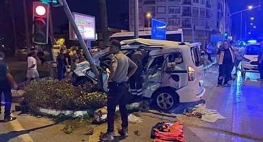 Antalya'da kırmızı ışık ihlali kazayı da beraberinde getirdi: 3'ü ağır 6 yaralı