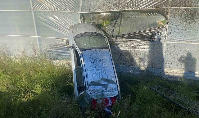 Antalya'da kontrolden çıkan otomobil muz serasına girdi: 1 yaralı