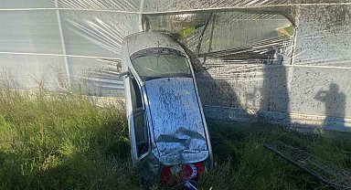 Antalya'da kontrolden çıkan otomobil muz serasına girdi: 1 yaralı