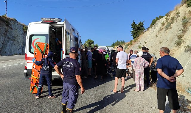 Antalya'da otomobil şarampole devrildi: 3 yaralı