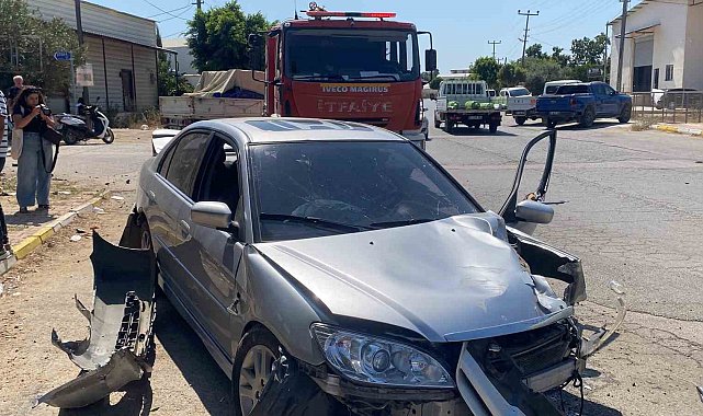 Antalya'da otomobil trafoya ve otobüs durağına çarptı: 1 yaralı