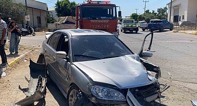 Antalya'da otomobil trafoya ve otobüs durağına çarptı: 1 yaralı