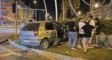 Antalya'da otomobille hafif ticari araç çarpıştı: 2 yaralı