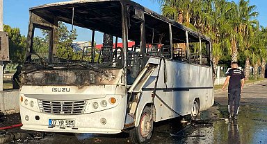 Antalya'da park halindeki midibüs alev alev yandı