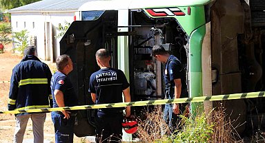 Antalya'da sürücüsü direksiyon başında rahatsızlanan elektrikli otobüs devrildi, sürücü hayatını kaybetti