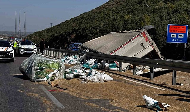 Antalya'da tır devrildi, ortalık savaş alanına döndü: Genç sürücü hayatını kaybetti