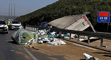 Antalya'da tır devrildi, ortalık savaş alanına döndü: Genç sürücü hayatını kaybetti