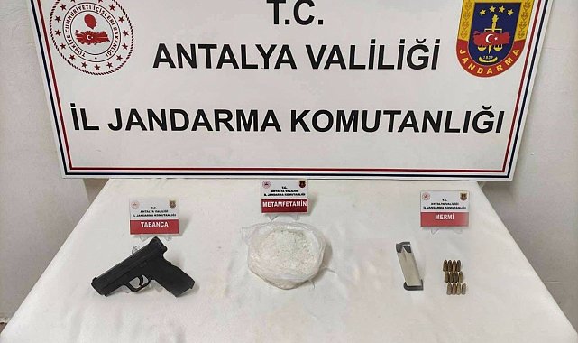 Antalya'da uyuşturucu ve kaçak silah operasyonu: 1 kilo metamfetamin ele geçirildi