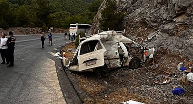 Antalya'da yolcu otobüsü ile hafif ticari araç çarpıştı: 1 ölü, 1 yaralı