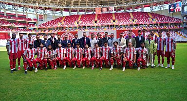 Antalyaspor, yeni transferlerini ve A takıma yükselen genç oyuncularını taraftara tanıttı