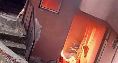 Apartman girişinde çıkan yangın söndürüldü