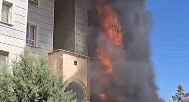 Apartmanın giriş katında yangın çıktı