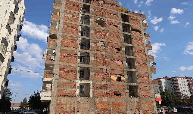 Araba geçerken bile sallanıyor: Yıkım esnasında ağır hasara dönüşen binanın sakinleri adına 'tam yargı' davası açıldı
