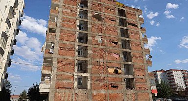 Araba geçerken bile sallanıyor: Yıkım esnasında ağır hasara dönüşen binanın sakinleri adına 'tam yargı' davası açıldı