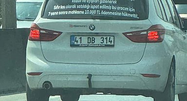Arabasının arkasına yazdığı yazıyı gören dönüp bir daha bakıyor
