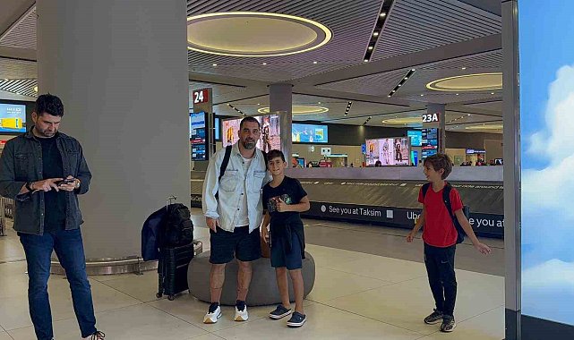 Arda Turan, milli takım arasında Türkiye'ye geldi