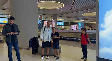 Arda Turan, milli takım arasında Türkiye'ye geldi