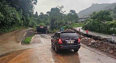 Arhavi'de heyelan riski nedeniyle tünel trafiğe kapatıldı