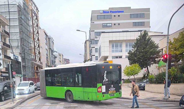 Arıza yapan halk otobüsü yolu kapattı