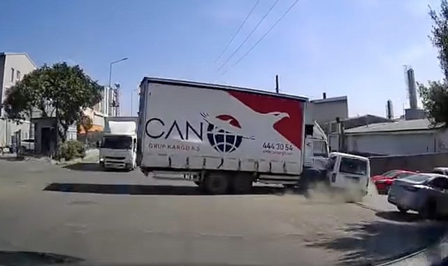 Arnavutköy'de aksiyon filmlerini aratmayan kaza: Kamyon araca çarptı, metrelerce sürükledi