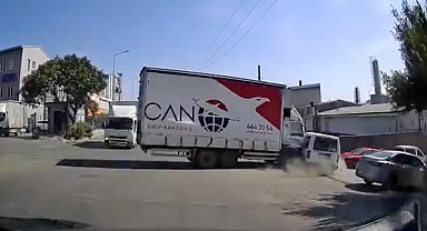 Arnavutköy'de aksiyon filmlerini aratmayan kaza: Kamyon araca çarptı, metrelerce sürükledi