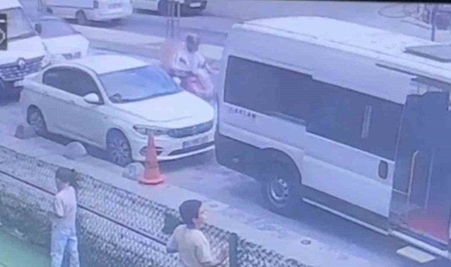Arnavutköy'de yol verme tartışması kazayla sonlandı: Otomobil motosikletliye çarptı