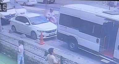 Arnavutköy'de yol verme tartışması kazayla sonlandı: Otomobil motosikletliye çarptı